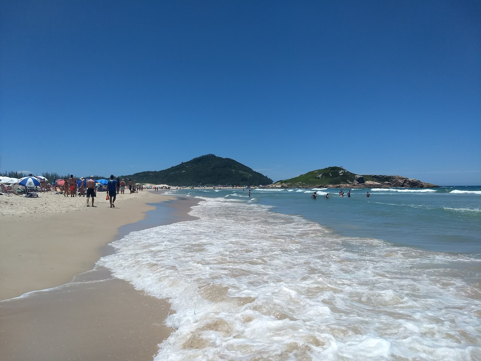 Foto di Praia da Barra con una superficie del sabbia beige fine
