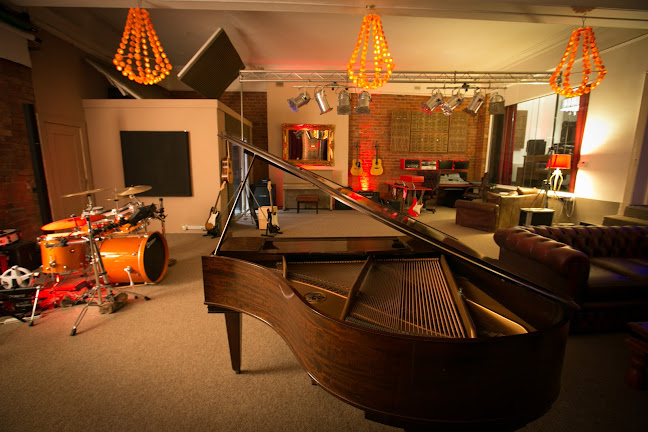 Recording Studios Near You - SINGING EXPERIENCE - Music store