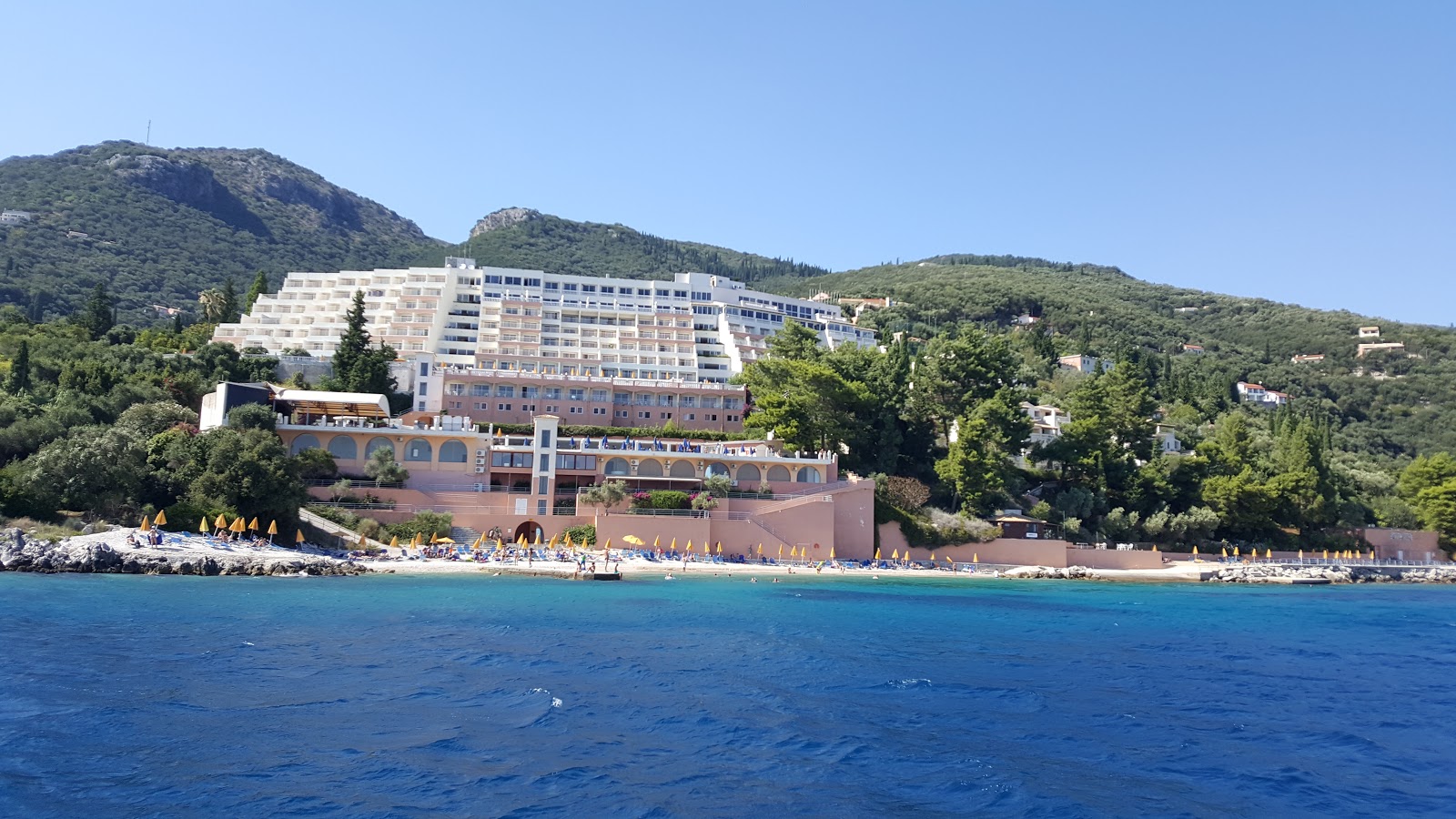 Sunshine Corfu Hotel Beach'in fotoğrafı düz bir kıyı şeridi ile birlikte