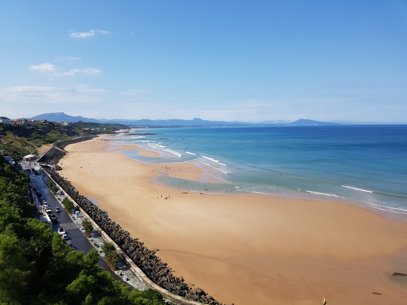 Plage de la Cote des Basques'in fotoğrafı - rahatlamayı sevenler arasında popüler bir yer