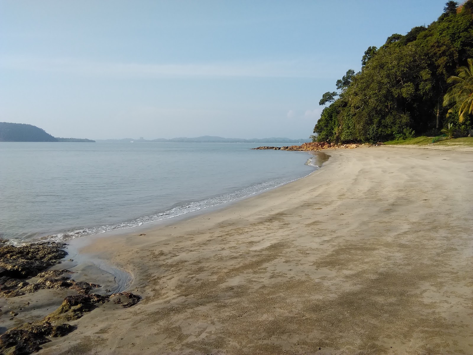 Φωτογραφία του Teluk Buih Beach με γκρίζα άμμος επιφάνεια