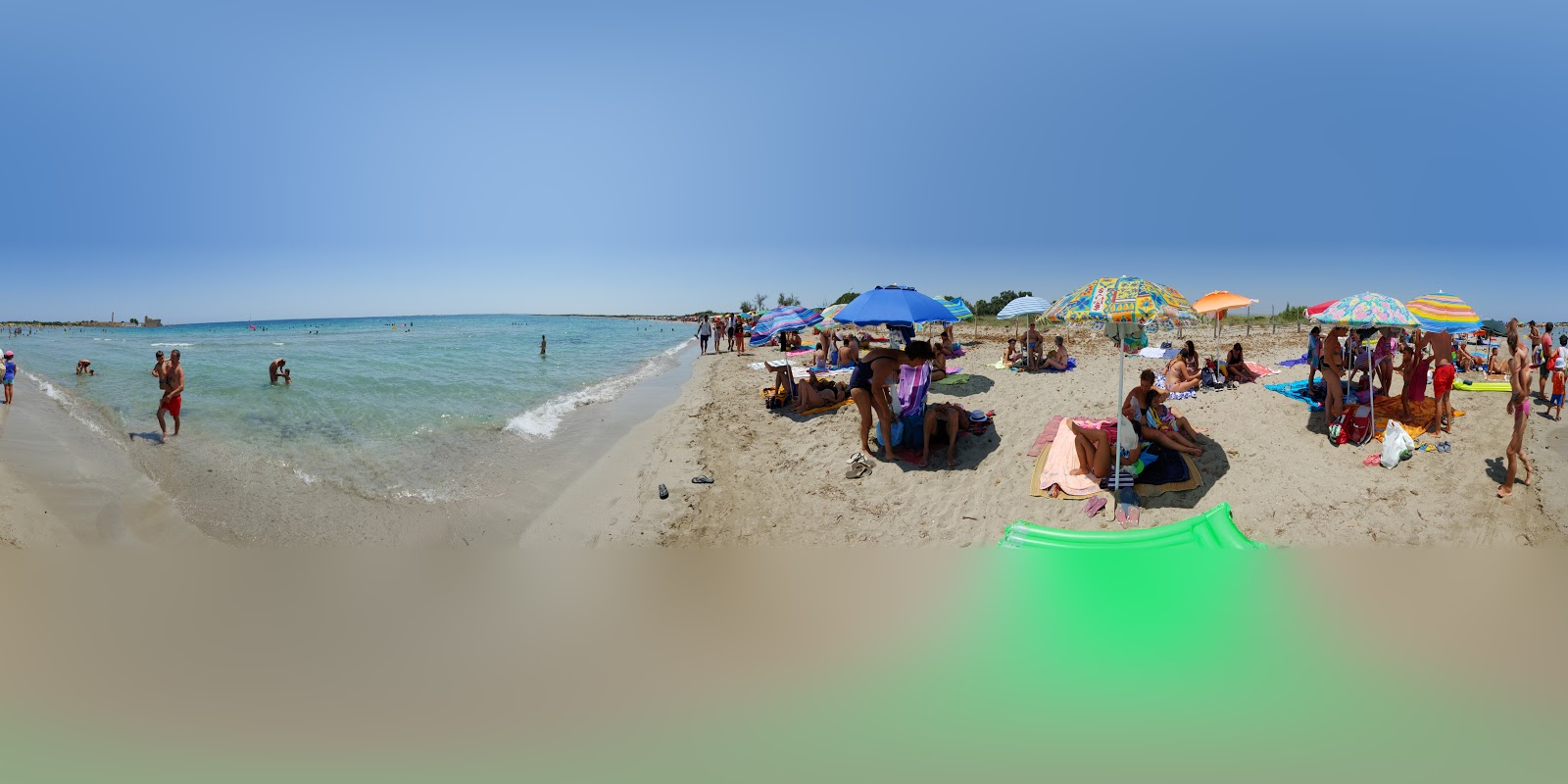 Vendicari海滩的照片 带有碧绿色纯水表面