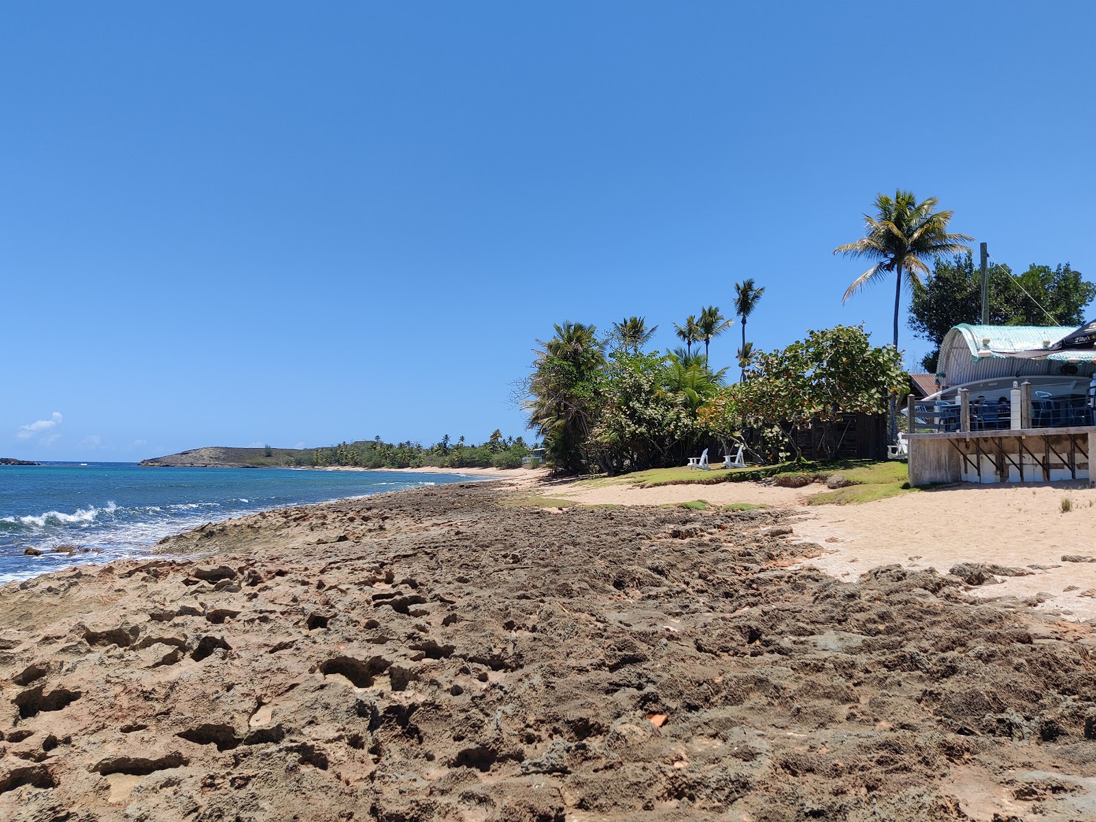 Bea beach'in fotoğrafı parlak kum yüzey ile