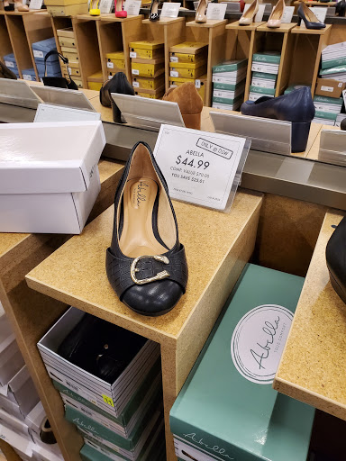 Shoe Store «DSW Designer Shoe Warehouse», reviews and photos, 113 Mill Plain Rd, Danbury, CT 06811, USA