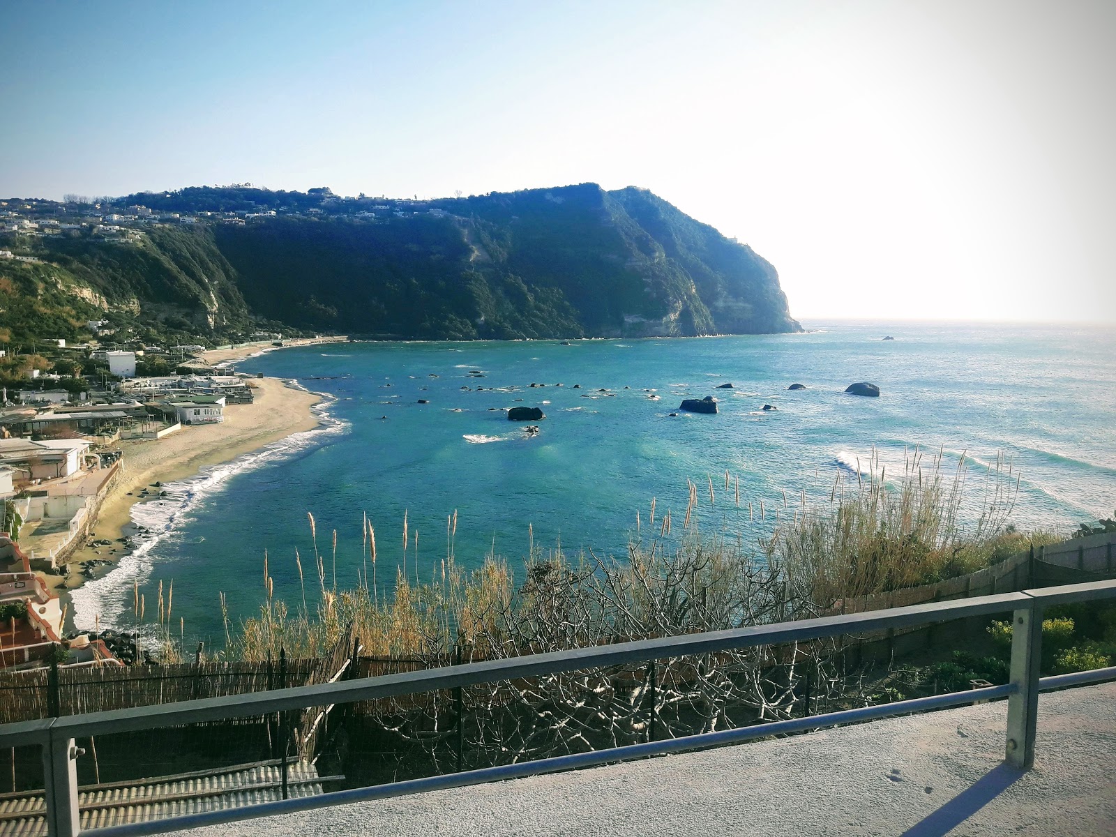 Foto de Spiaggia Di Citara respaldado por acantilados