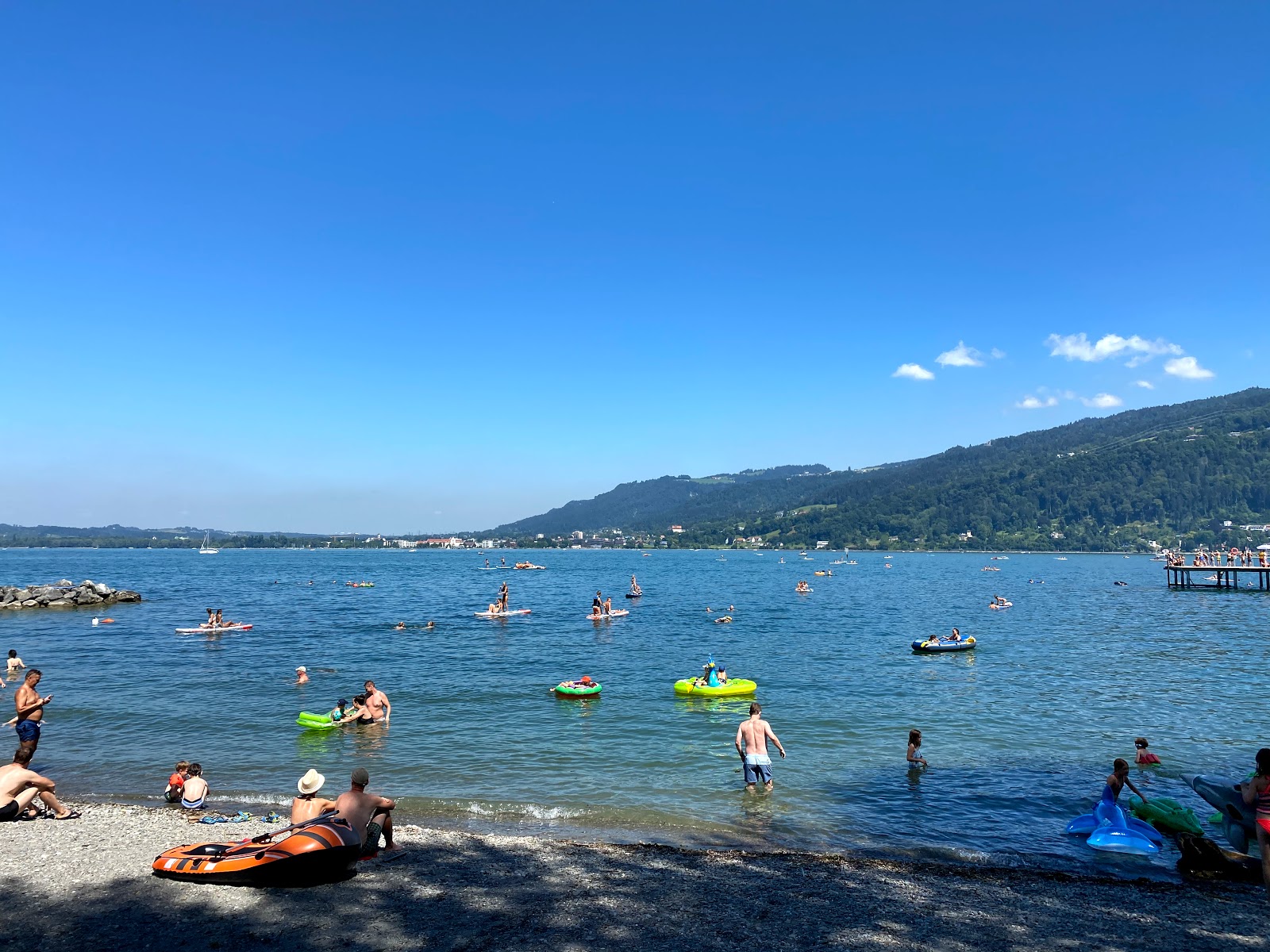 Foto van Strandbad Bregenz with Seehallenbad met ruim strand