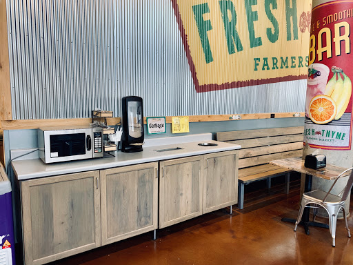 Grocery Store «Fresh Thyme Farmers Market - Milwaukee», reviews and photos, 470 E Pleasant St, Milwaukee, WI 53202, USA