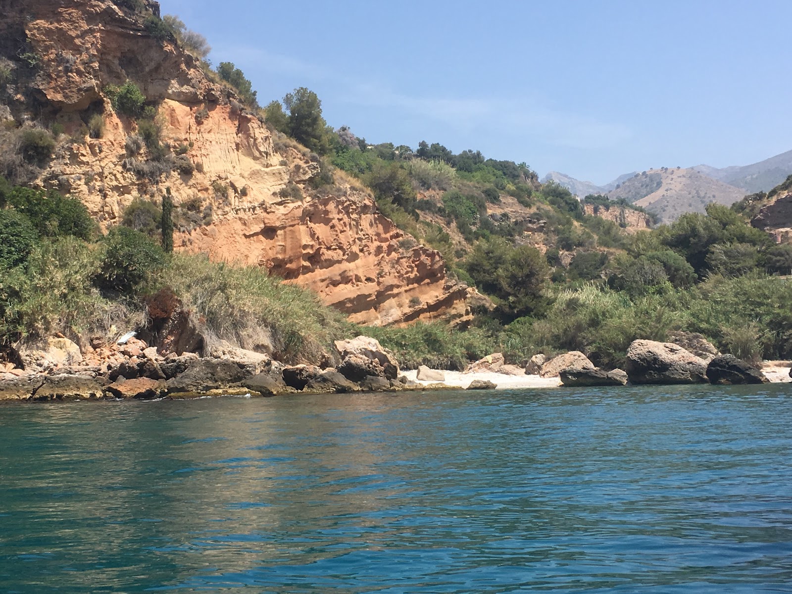 Cala Barranco de Maro'in fotoğrafı - rahatlamayı sevenler arasında popüler bir yer