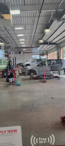 Tire Shop «Discount Tire Store - Schaumburg, IL», reviews and photos, 400 W Higgins Rd, Schaumburg, IL 60195, USA