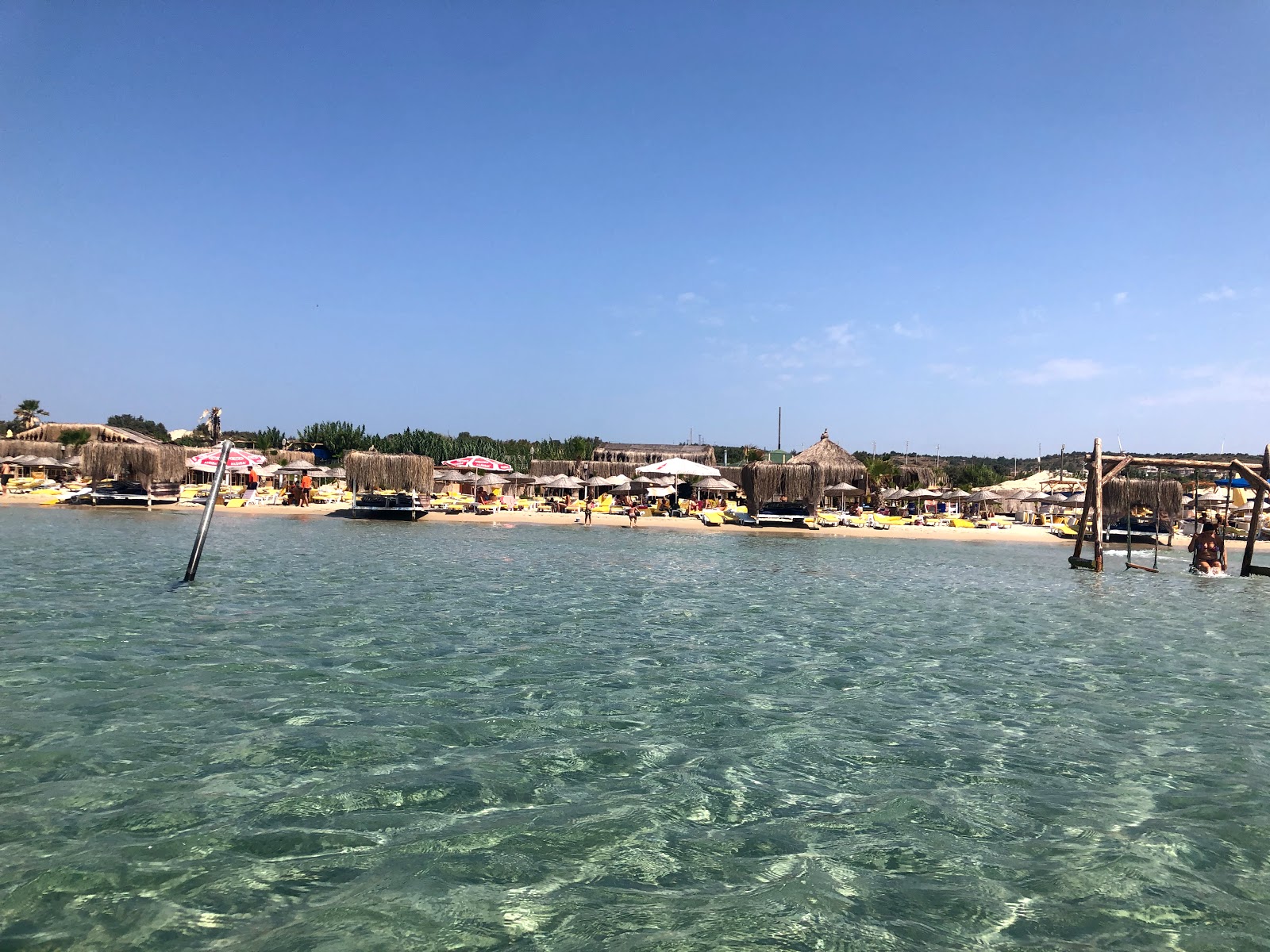 Zdjęcie Klub Plaży Dharma położony w naturalnym obszarze