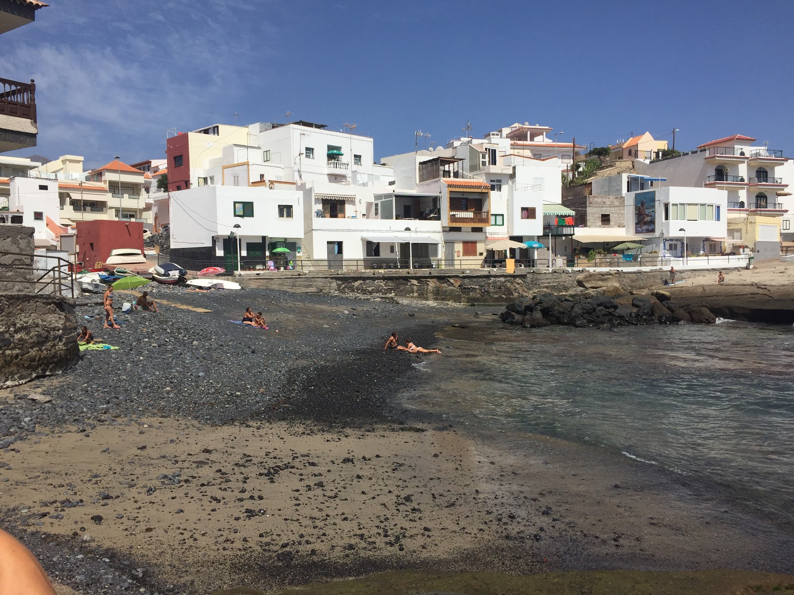 Playa El Varadero的照片 带有灰色沙和岩石表面