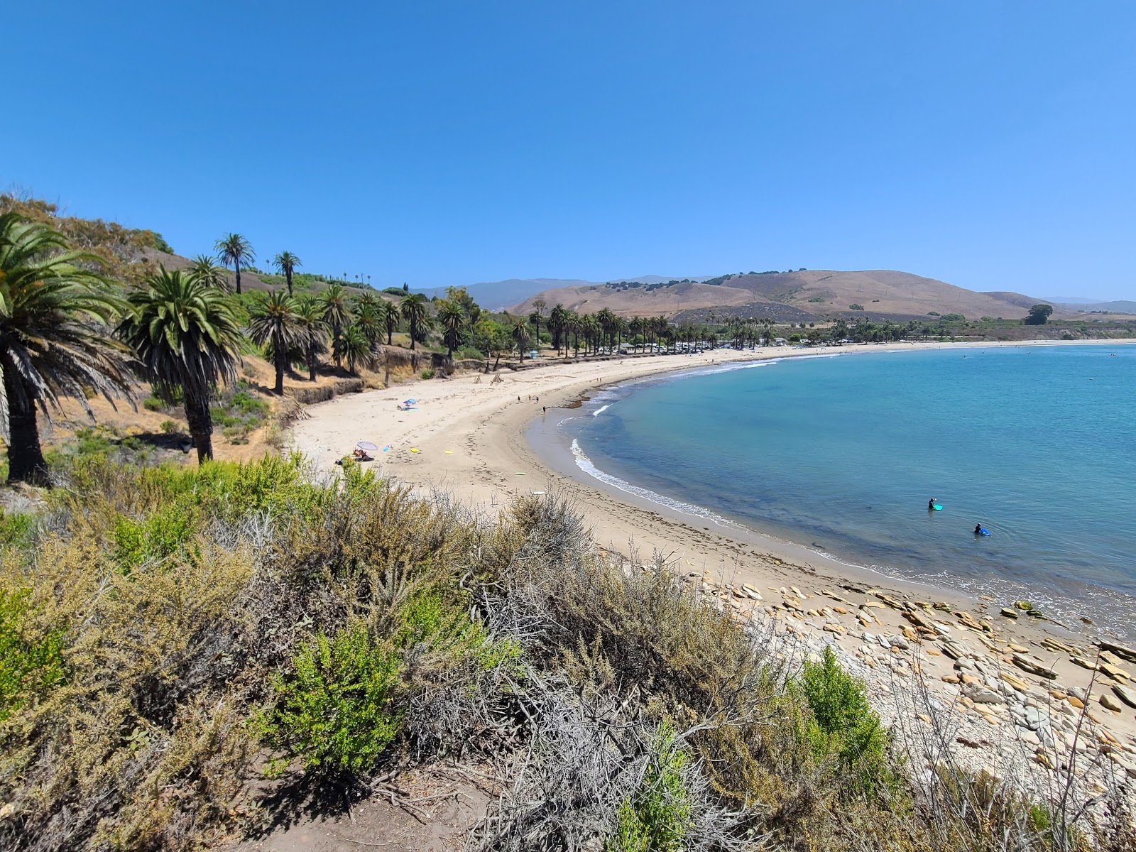 Foto av Refugio Beach med lång rak strand