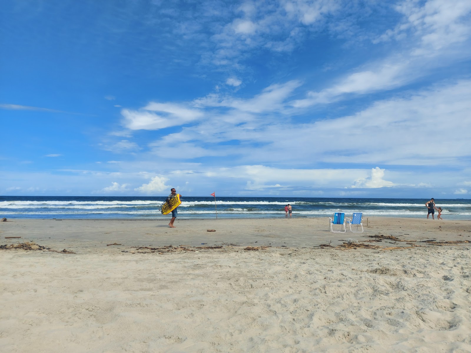 Valokuva Balneario Rainha Beachista. pinnalla turkoosi vesi:n kanssa