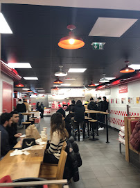 Atmosphère du Restaurant de hamburgers Five Guys Chaussée d'Antin à Paris - n°3