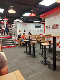 Atmosphère du Restaurant de hamburgers Five Guys Paris Blanche - n°10