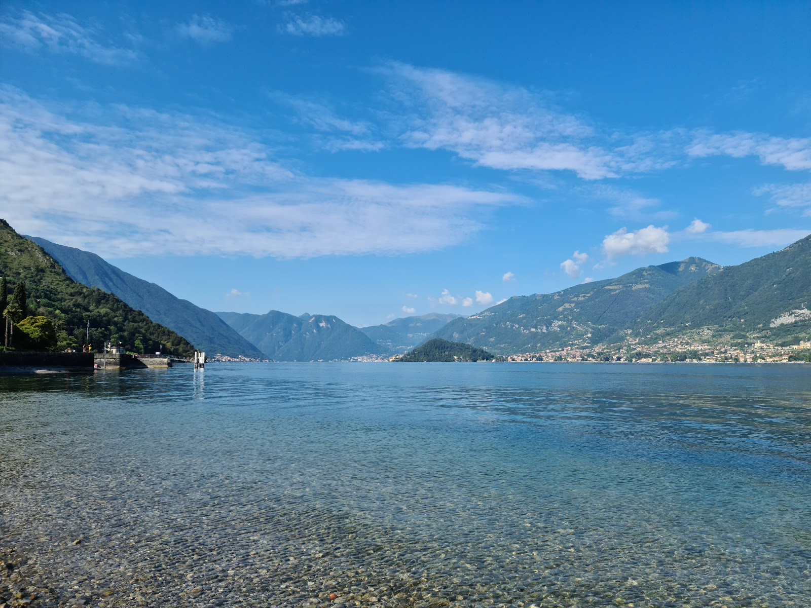 Foto av Spiaggia Pubblica di Bellagio med rak strand