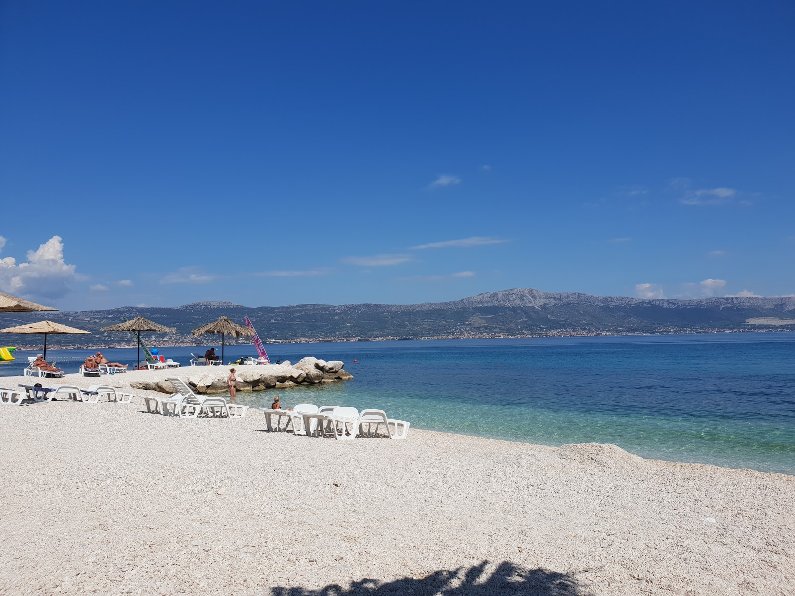Foto von Osoje Strand mit kleine, weiße kiesel Oberfläche
