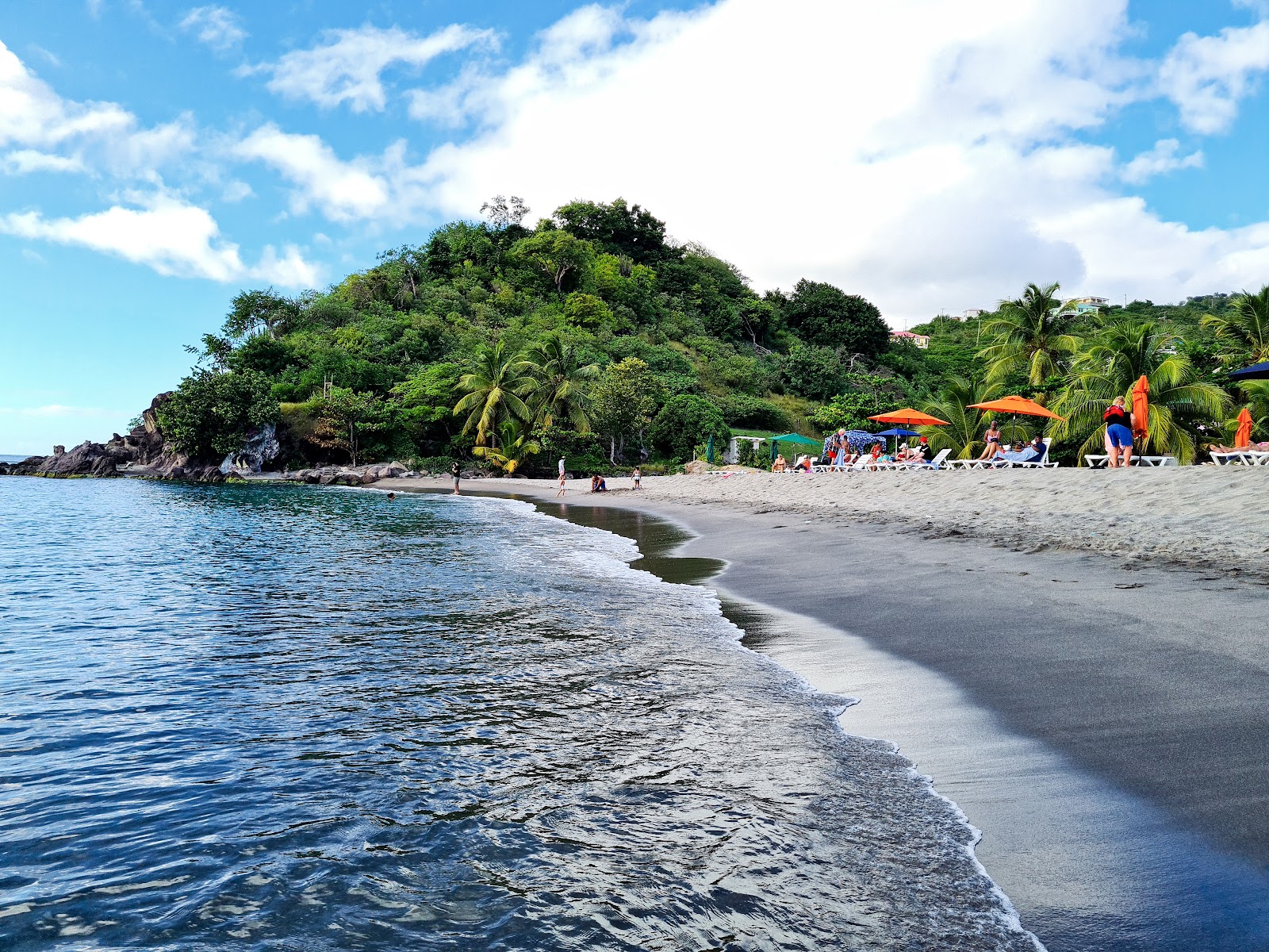 Foto von Roseau Bay beach mit kleine, beiger kiesel Oberfläche