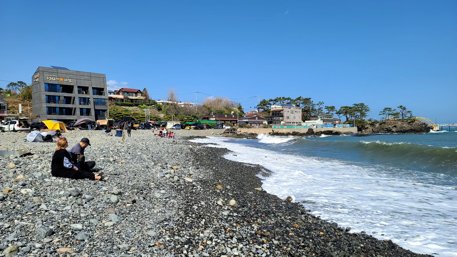 Ulsan Beach的照片 带有灰卵石表面