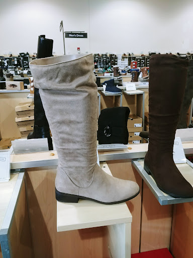 Shoe Store «DSW Designer Shoe Warehouse», reviews and photos, 4039 Richmond Rd, Warrensville Heights, OH 44122, USA