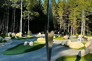 Hudiksvalls Äventyrsgolf & Fridas munkar mjukglass & kaffe & Minigolf image