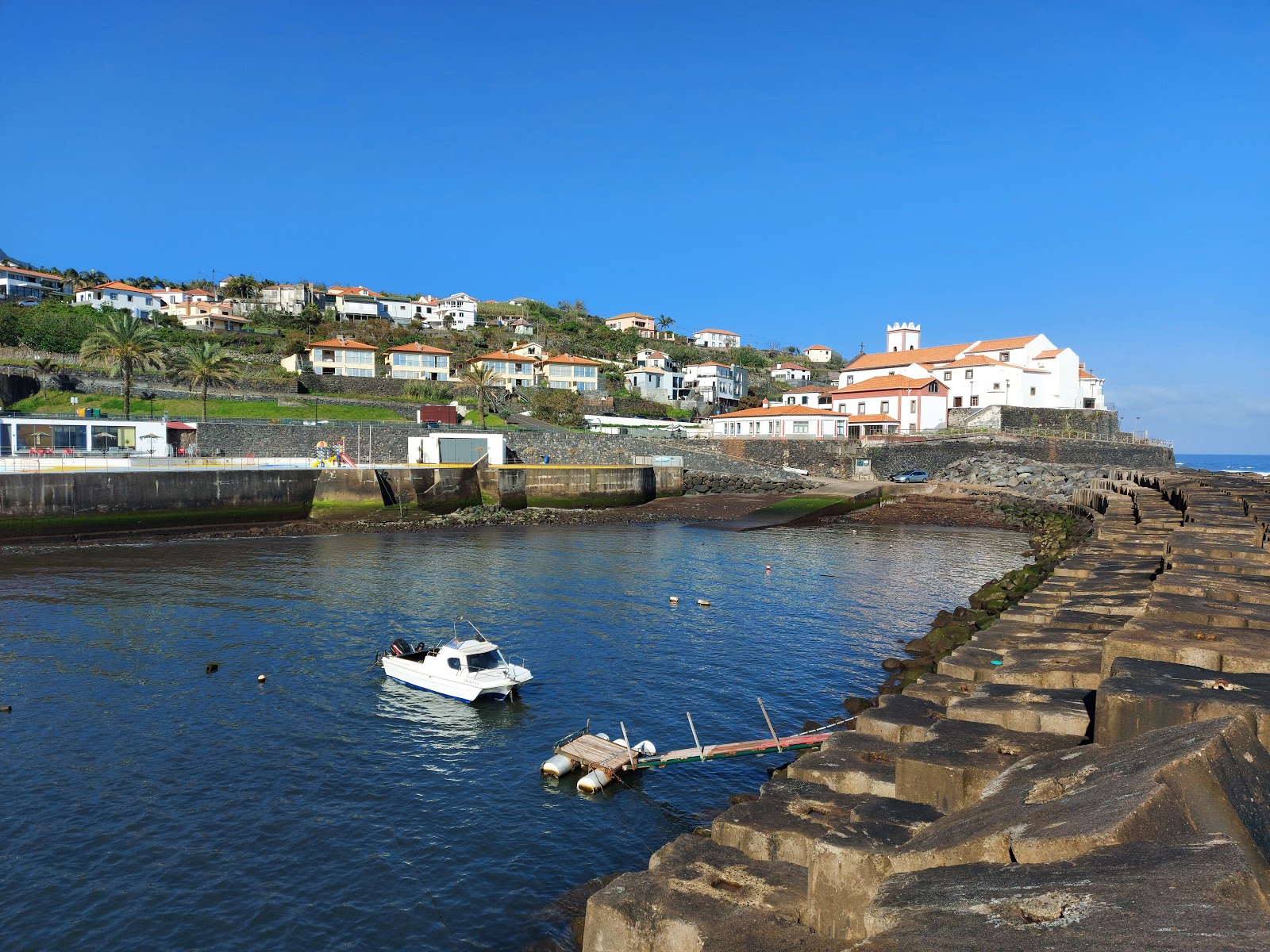 Photo of Piscinas de Ponta Delgada and the settlement