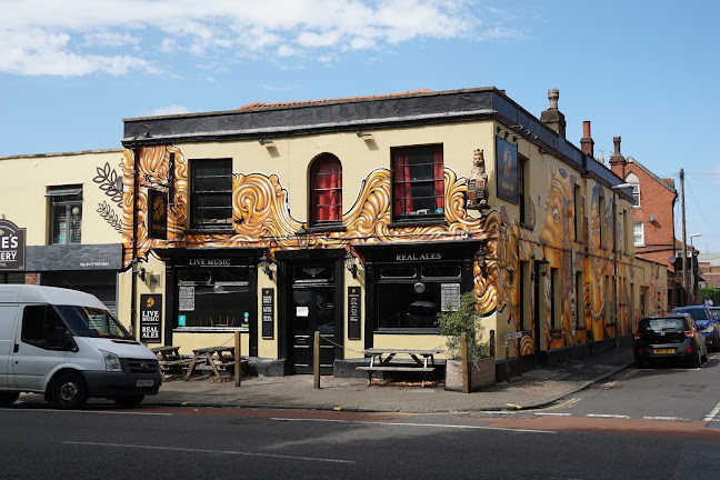 The Golden Lion - Pub