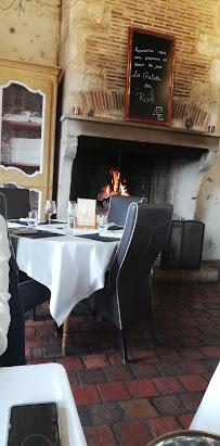 Atmosphère du Restaurant français Auberge la Lucarne aux Chouettes à Villeneuve-sur-Yonne - n°9