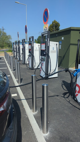 Borne de recharge de véhicules électriques AVIA VOLT Station de recharge Verrières-en-Anjou