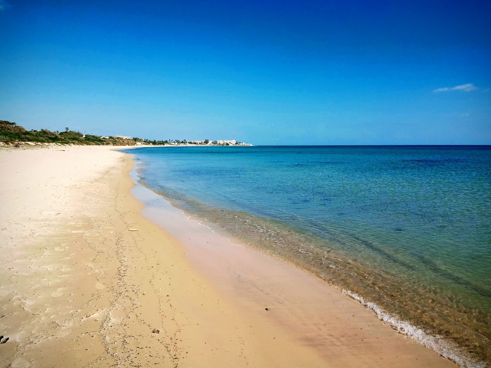 Zdjęcie Plage Sidi Mahrsi z powierzchnią beżowy piasek