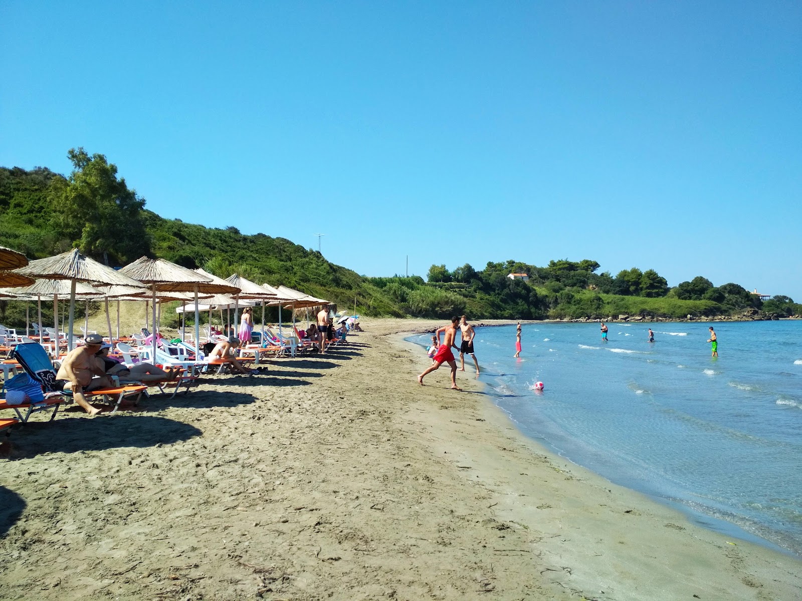 Foto van Leventochori beach met turquoise puur water oppervlakte
