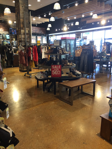 Clothing Store «Tillys», reviews and photos, 343 N Alafaya Trail, Orlando, FL 32828, USA