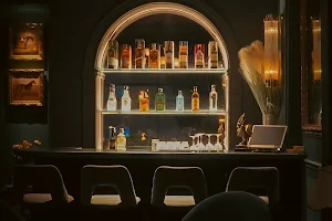 Déjà Vu Cocktail Bar image