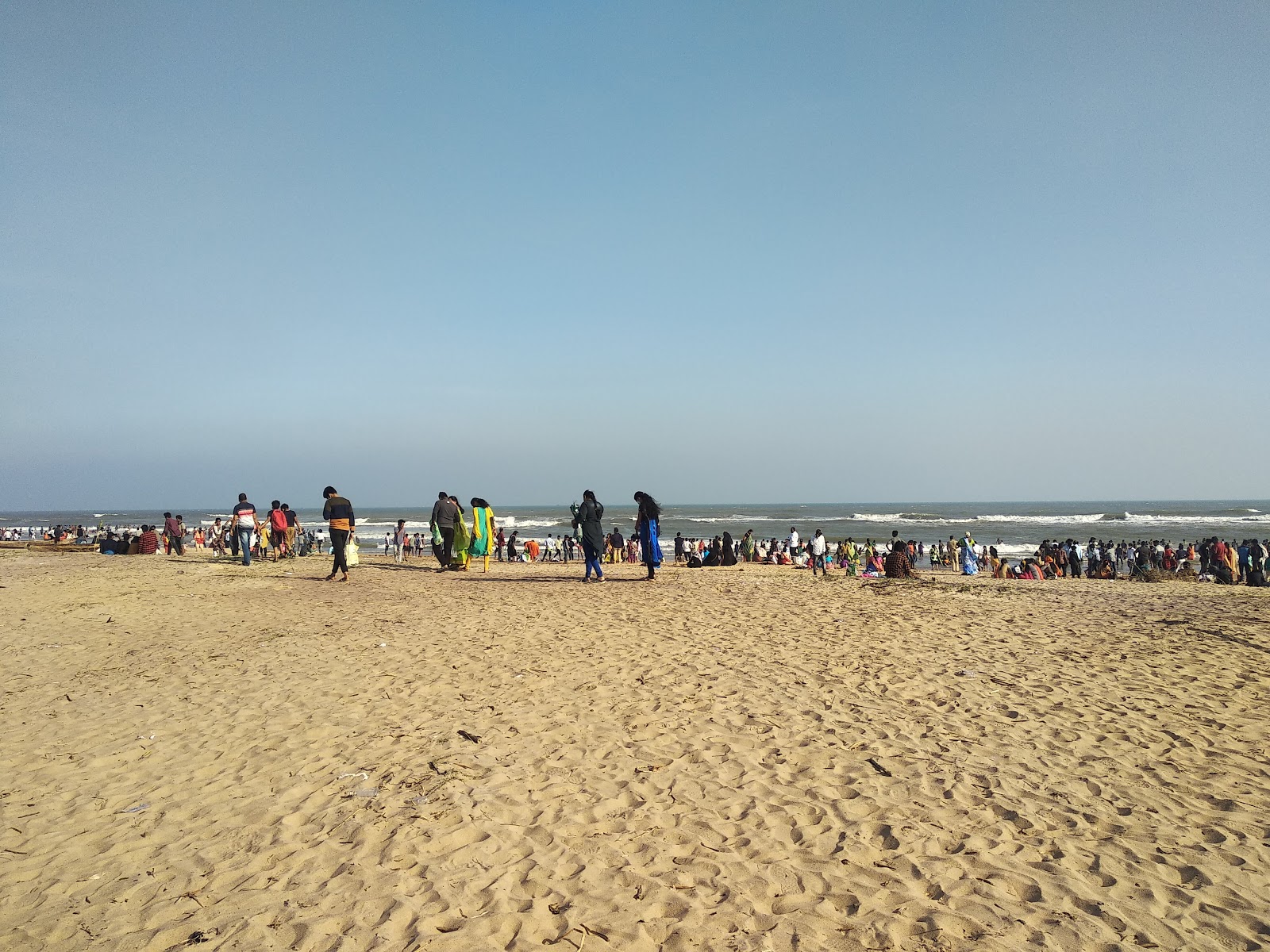 Valokuva Ganagalla Peta Beachista. pinnalla turkoosi puhdas vesi:n kanssa