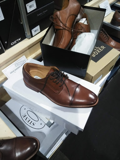 Shoe Store «DSW Designer Shoe Warehouse», reviews and photos, 4039 Richmond Rd, Warrensville Heights, OH 44122, USA