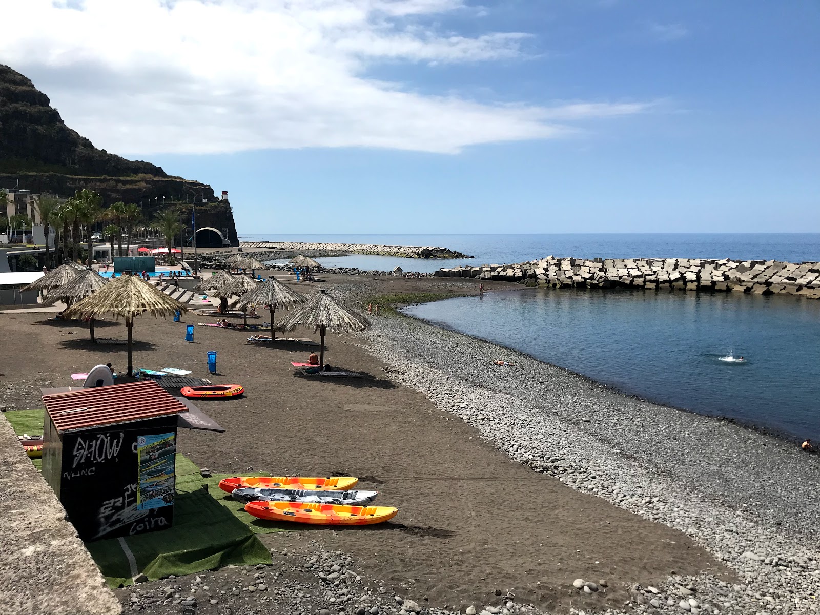 Praia Da Ribeira Brava的照片 带有碧绿色纯水表面