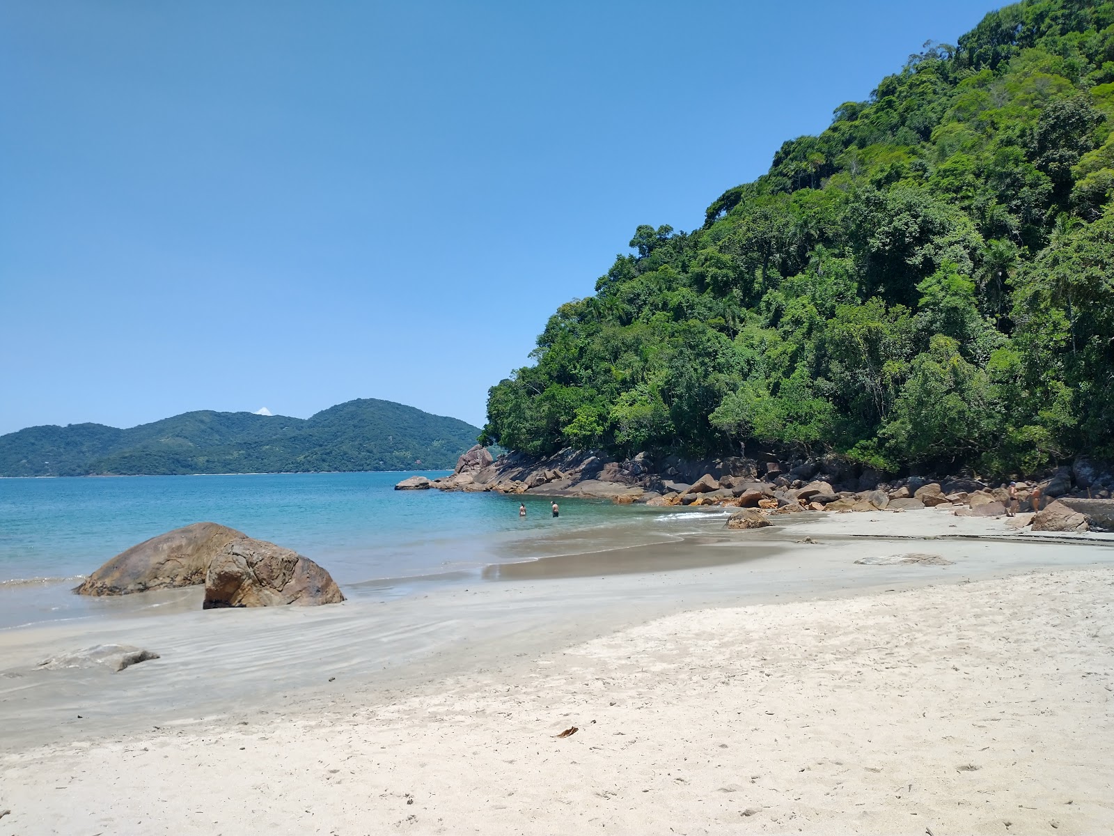 Photo de Praia Domingas Dias avec baie spacieuse