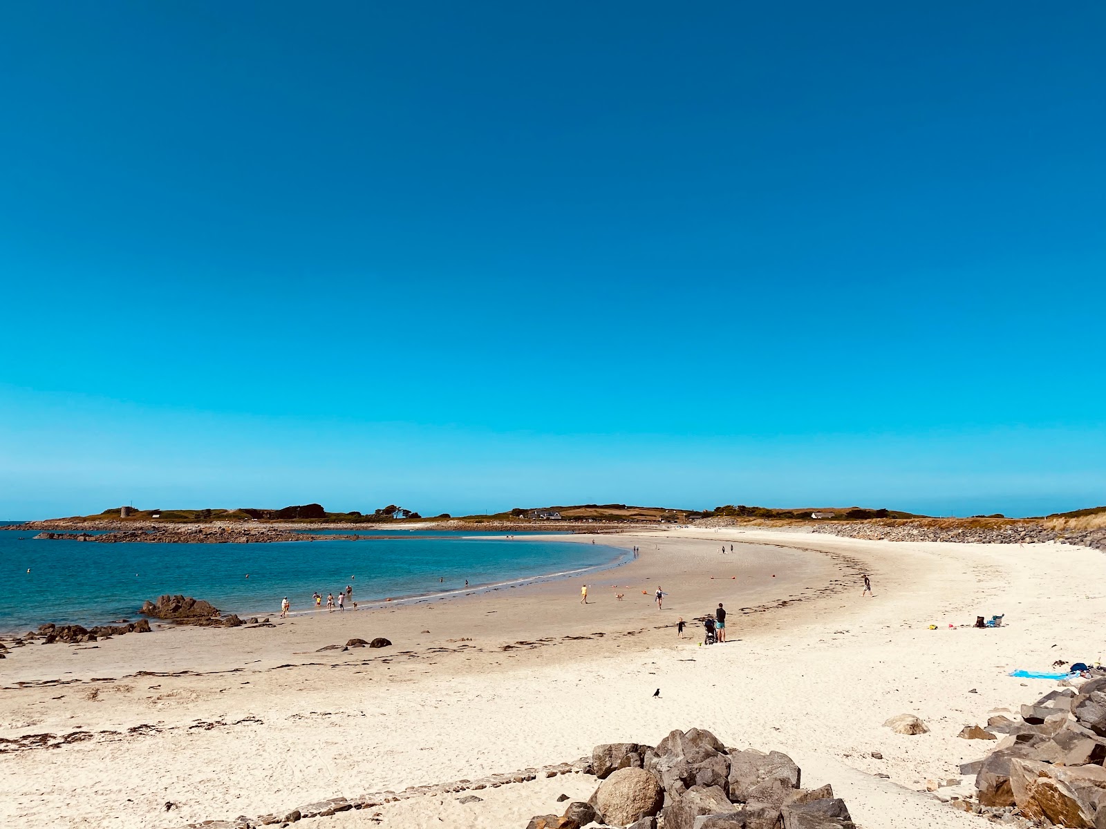 Φωτογραφία του Chouet Bay με φωτεινή άμμος επιφάνεια