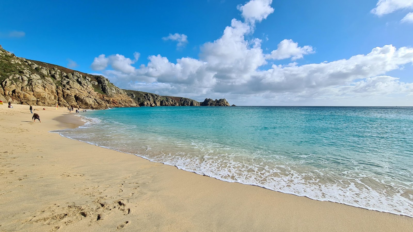 Φωτογραφία του Παραλία Pedn Vounder με φωτεινή λεπτή άμμο επιφάνεια