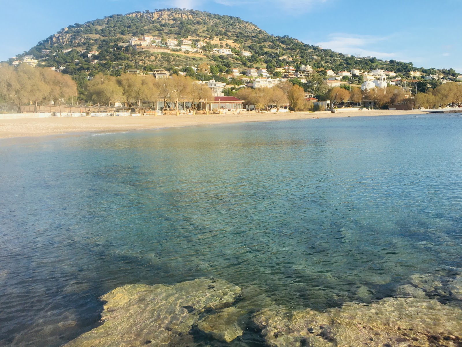 Paralia Agia Marina'in fotoğrafı doğal alan içinde bulunmaktadır