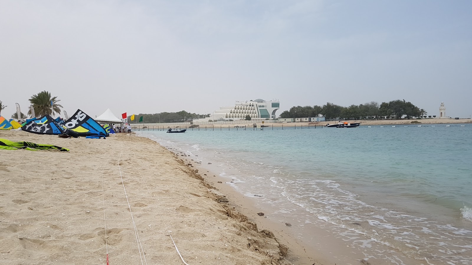 Φωτογραφία του Al Mirfa Beach με ευρύχωρη ακτή