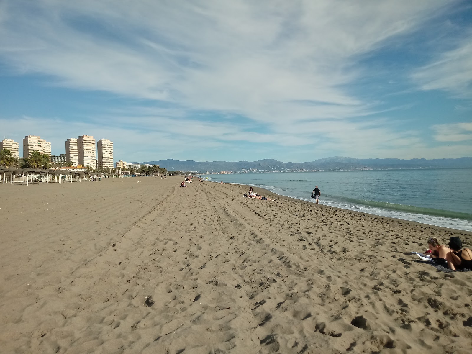 Foto van Playa Bajondillo met recht en lang