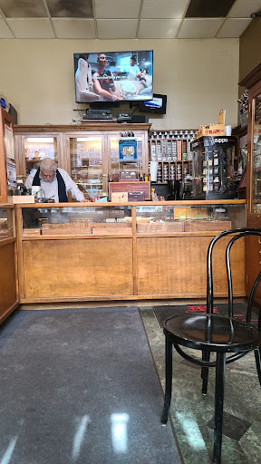 Cigar Shop «HUBBARD & STATE CIGAR SHOP», reviews and photos, 6 W Hubbard St, Chicago, IL 60610, USA