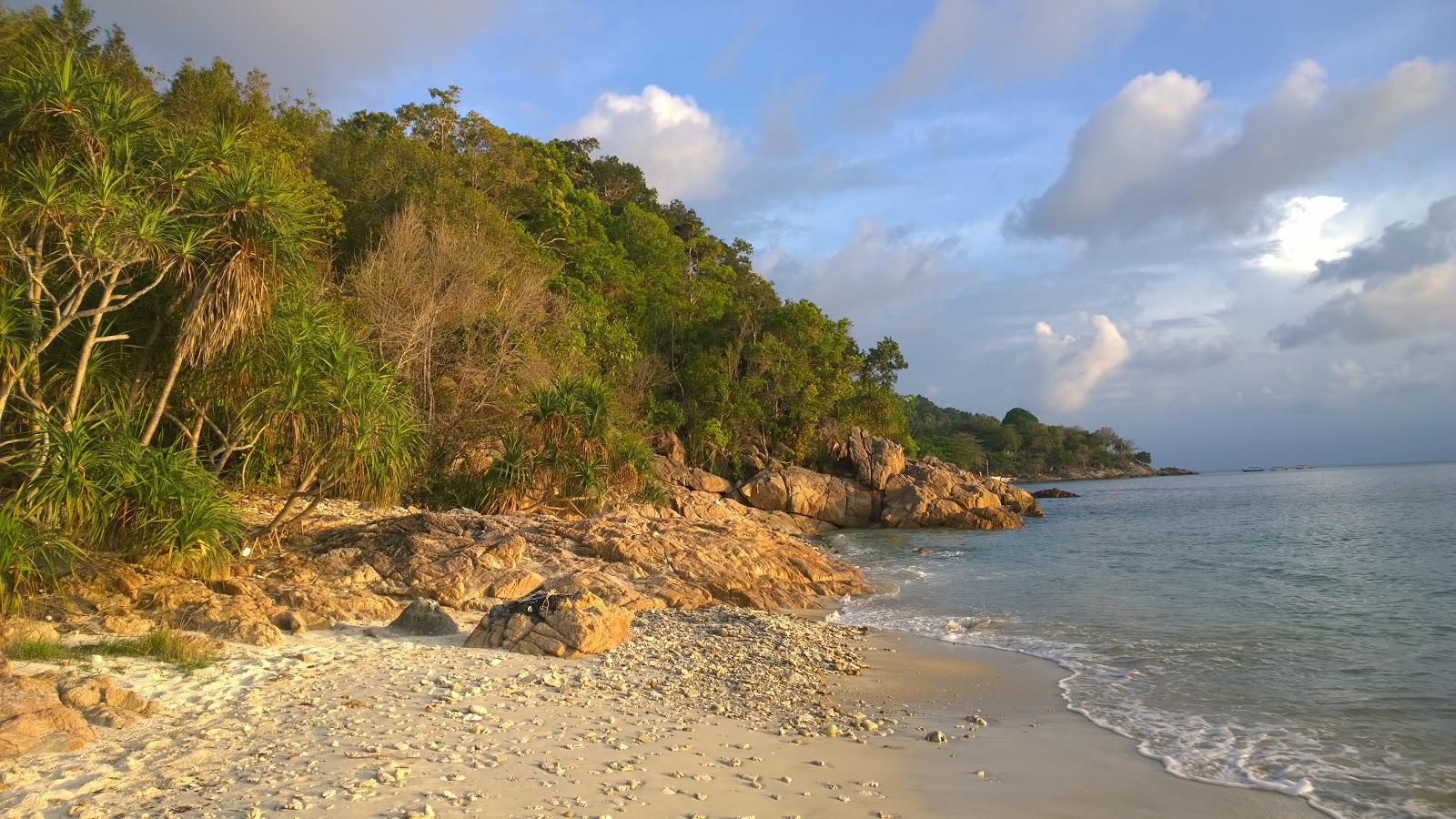 Foto von Cenderawasih Beach mit beiger sand & kies Oberfläche