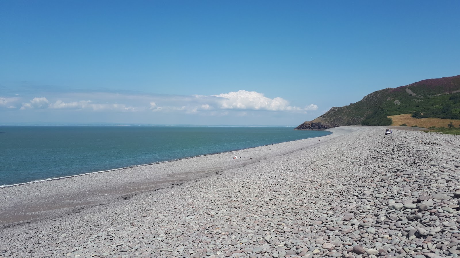 Foto av Bossington strand med grå sten yta