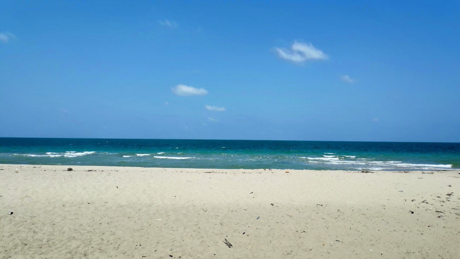 Foto von Pirappanvalasi Beach mit lange, gerade küste