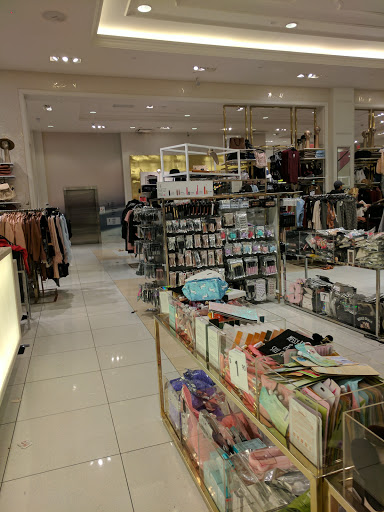 Clothing Store «Forever 21», reviews and photos, 14006 Riverside Dr # 35, Sherman Oaks, CA 91423, USA