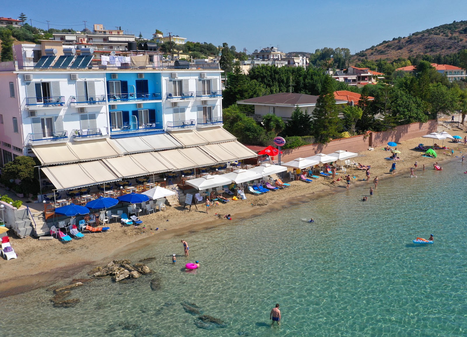 Foto van Tolo Beach ondersteund door kliffen