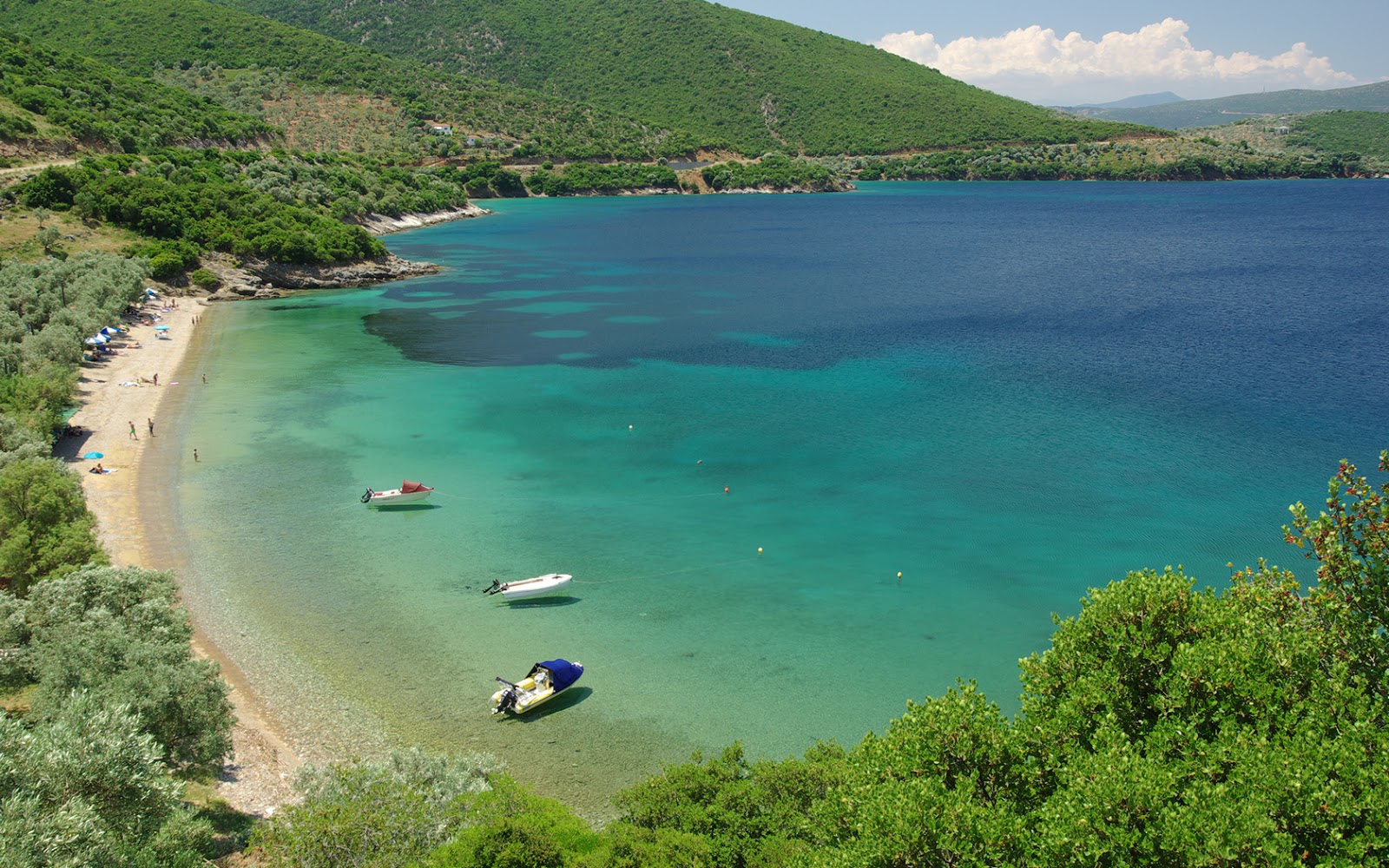 Foto von Vathia beach mit beiger kiesel Oberfläche