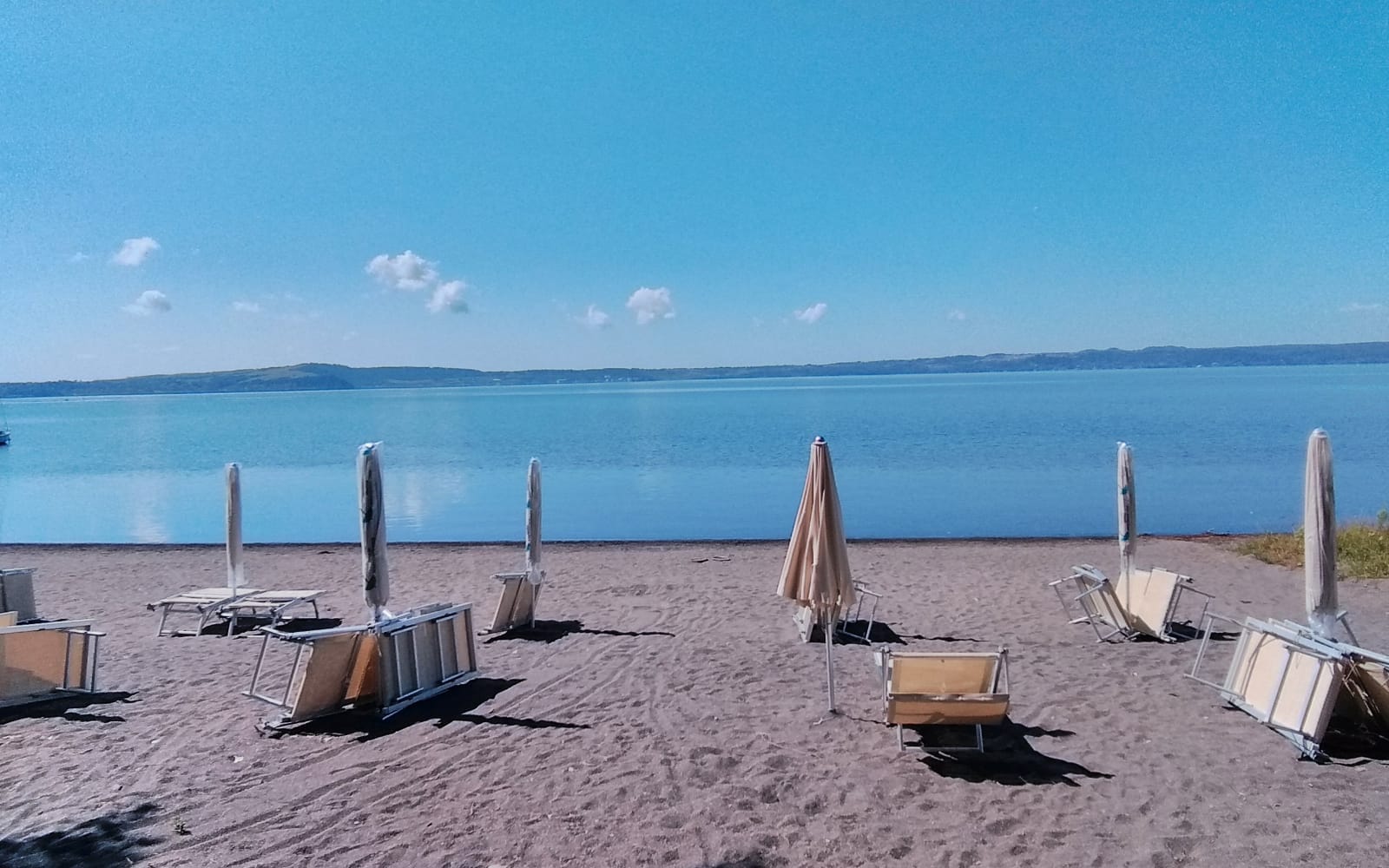 Foto van Lungolago di Polline met ruim strand